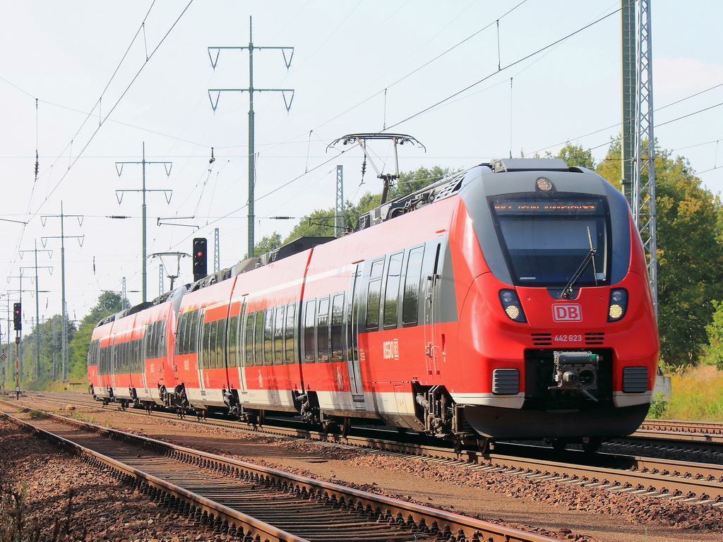 442 622 und 442 129 als RB 22 (RB 28820) von Potsdam Hauptbahnhof nach Berlin Sch�nefeld Flughafen bei Diedersdorf auf dem s�dlichen Berliner Au�enring am 16. September 2012. 