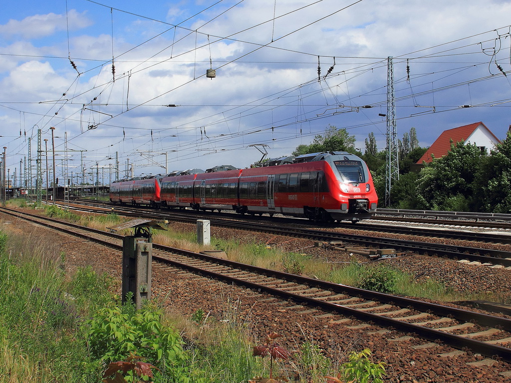 442 622 und 442 624 als RB 22 (RB 28xxx) nach Potsdam Hauptbahnhof bei der Durchfahrt durch den Ort Sch�nefeld am 02. Juni 2012. 