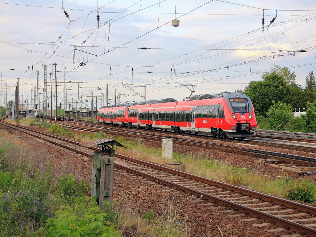 442 622 und 442 624 als RB 22 (RB 28831) nach Potsdam Hauptbahnhof bei der Durchfahrt durch den Ort Sch�nefeld am 02. Juni 2012. 