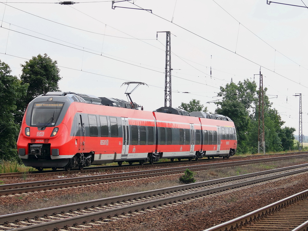 442 626 mit 442 126 am 04. Juli 2012 als RB 22(RB 28815) von  Berlin Sch�nefeld Flughafen nach Potsdam Griebnitzsee  bei der Einfahrt in den Bahnhof Saarmund.