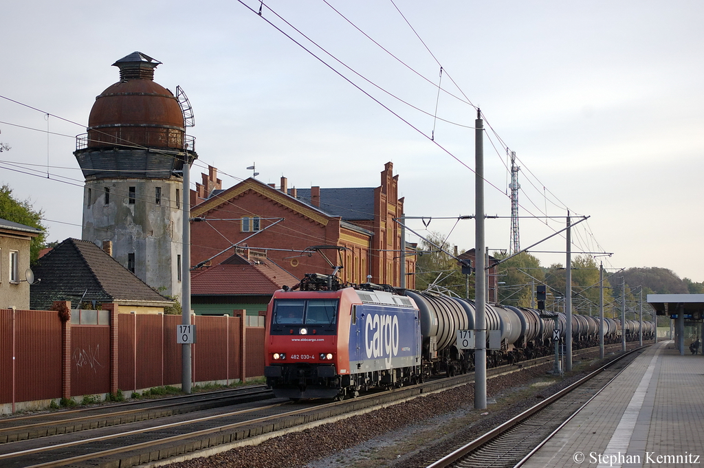 482 030-4 SBB Cargo mit einem Dieselkraftstoff, Gas�l oder Heiz�l (leicht) Kesselzug in Rathenow Richtung Stendal unterwegs. 19.10.2011