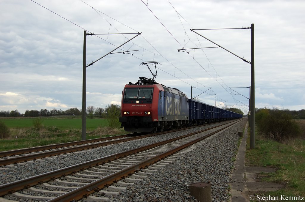 482 034-6 SBB Cargo die f�r TX Logistik AG f�hrt mit Eanos Ganzzug von der ERR GmbH, zwischen Brandenburg und G�tz in Richtung Brandenburg unterwegs. 15.04.2011