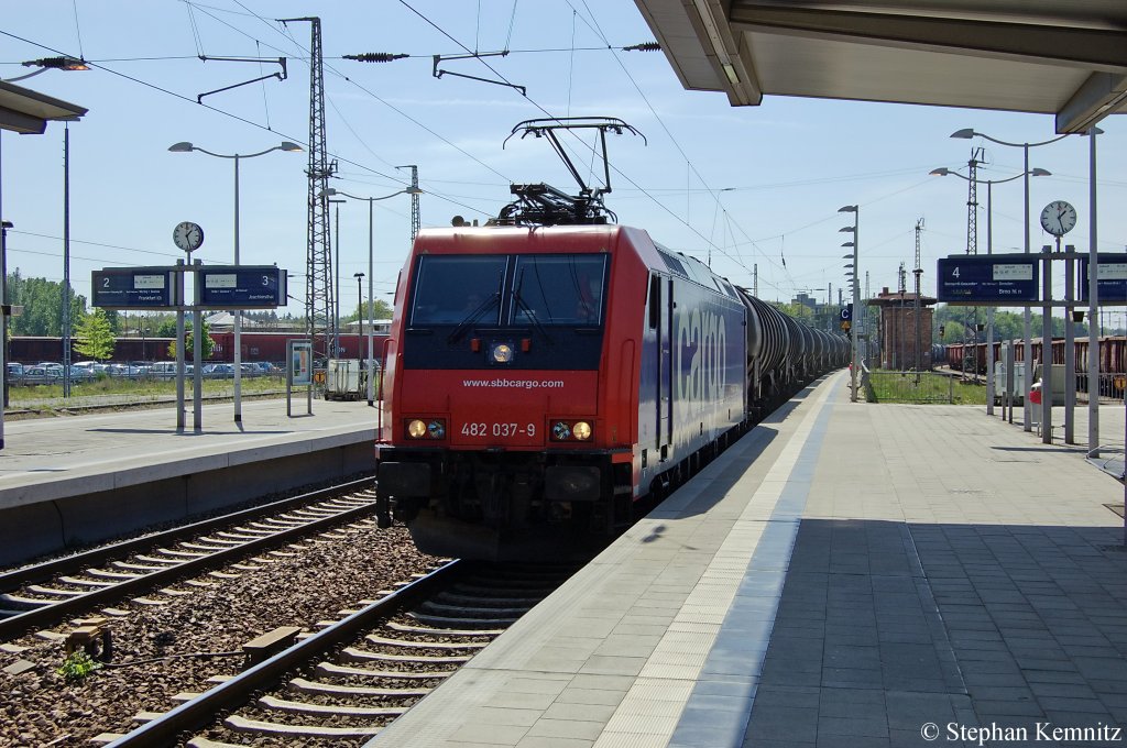 482 037-9 SBB Cargo momentan im Dienst f�r die Infraleuna mit einem Kesselzug in Eberswalde in Richtung Angerm�nde unterwegs. 10.05.2011