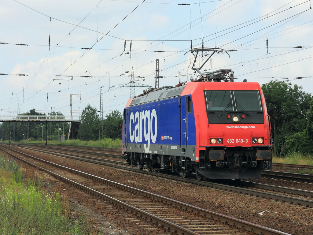 482 040-3 der SBB Cargo in Richtung Gr0�beeren nach dem Passieren des Bahnhofs Saarmund am 04. Juli 2012.