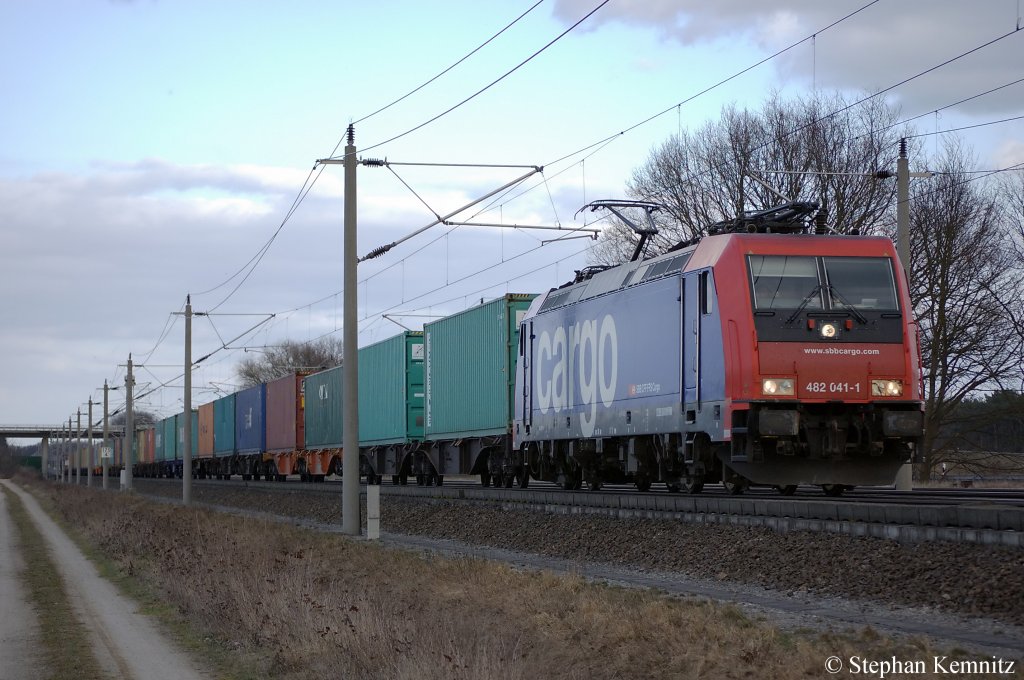 482 041-1 SBB Cargo die f�r TX Logistik f�hrt mit Containerzug zwischen Gro�wudicke und Rathenow in Richtung Stendal unterwegs. 24.03.2011