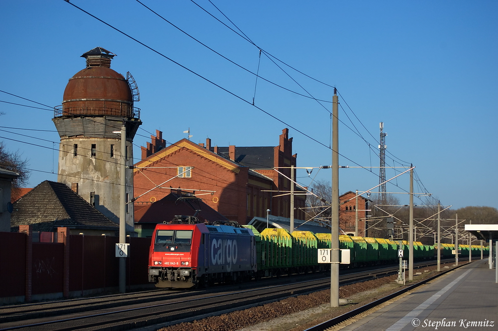 482 042-9 SBB Cargo f�r SETG - Salzburger Eisenbahn TransportLogistik GmbH mit einem Holzzug in Rathenow in Richtung Stendal unterwegs. 25.03.2012