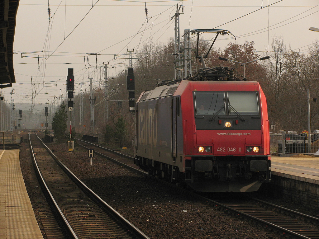 482 046-0 (mein erstes Highlight) der SBB Cargo in Richtung Seddin am 02.04.2011 durch Michendorf.