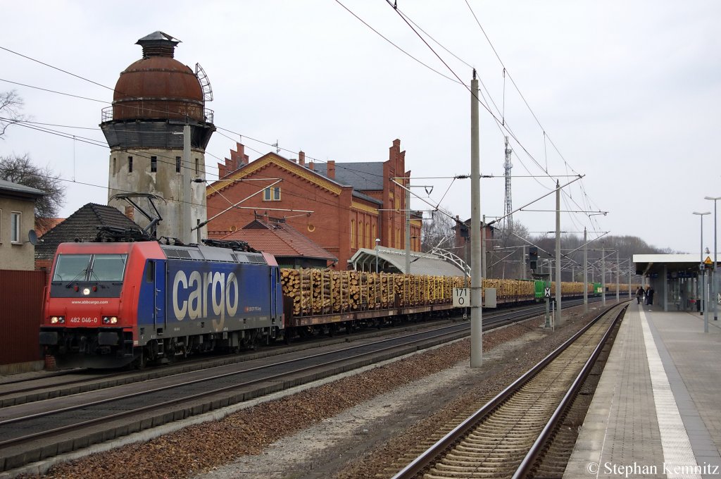 482 046-0 SBB Cargo die f�r Raildox f�hrt mit Holzzug in Rathenow in Richtung Stendal unterwegs. 25.03.2011