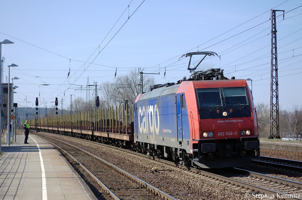 482 046-0 SBB Cargo die f�r Raildox f�hrt mit leeren Holzzug in Saarmund. 29.03.2011