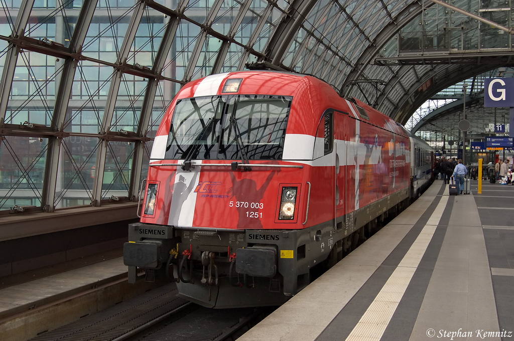 5 370 003  D�nemark  mit dem EC 45 von Berlin Hbf nach Warszawa Wschodnia im Berliner Hbf. 26.04.2012