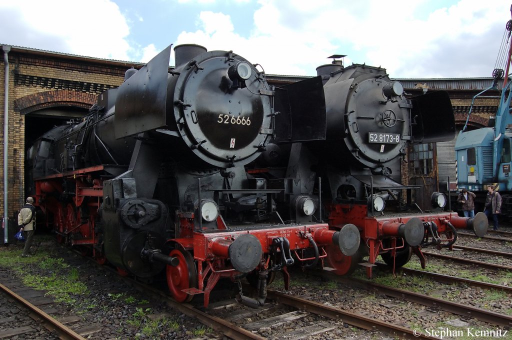 52 6666 und 52 8173-8 stehen beim Fr�hlingsfest 2011 im BW Berlin Sch�neweide. 16.04.2011 