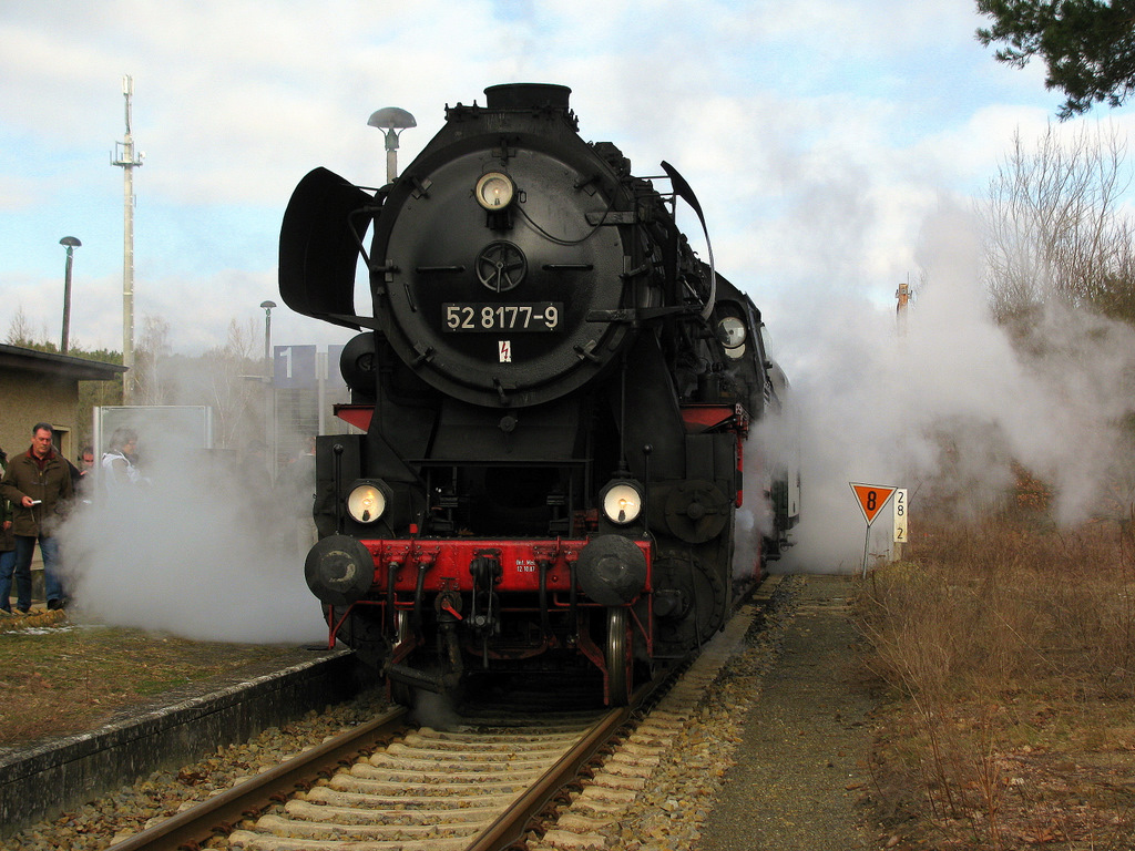 52 8177-9 am 07.03.2010 in Wendisch Rietz, die starke Rauchentwicklung stammt von der Dampfheizung.