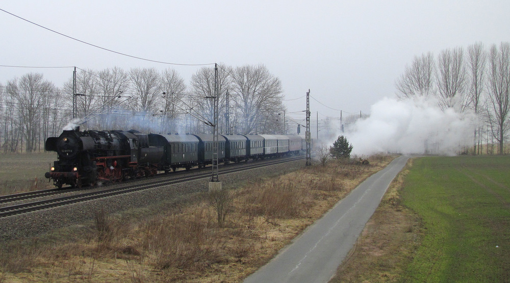52 8177-9 der Berliner Dampflokfreunde kommt hier mit dem DPN 91685 (Sch�neweide - Treuenbrietzen - Sch�neweide) durch Trebbin gefahren. 05.03.2011 