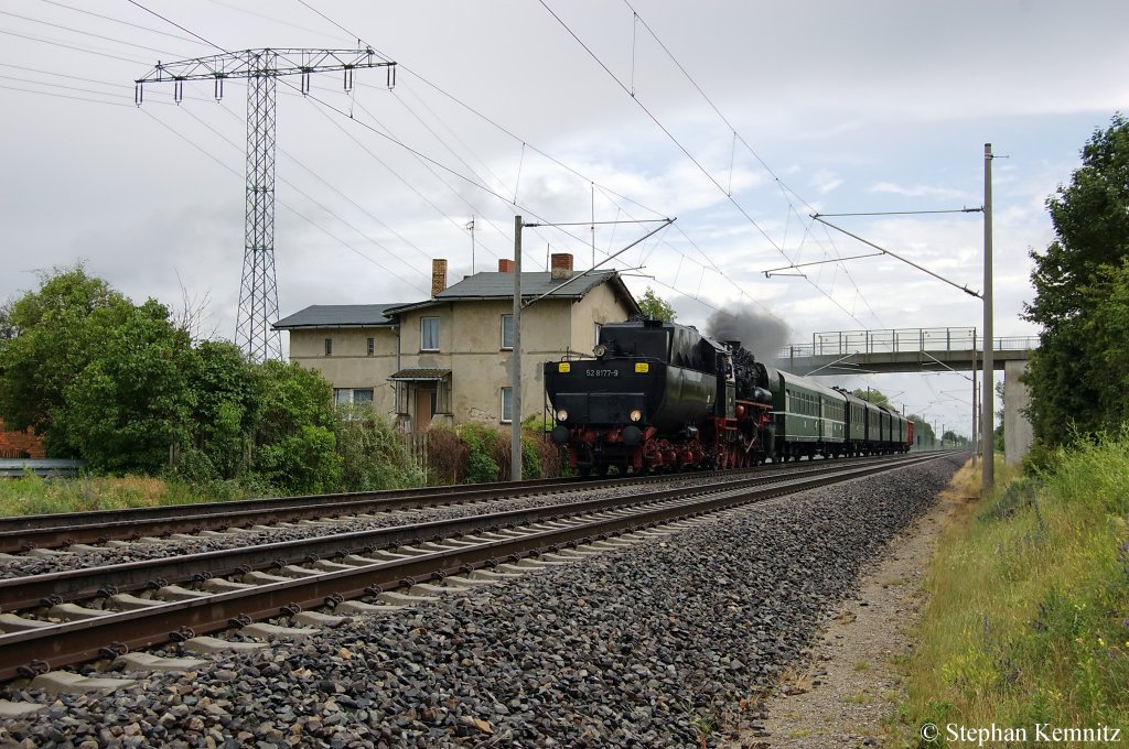 52 8177-9 f�hrt Tender voraus mit einem Sonderzug durch Vietznitz und ist auf dem Weg nach Plau am See zum 12. Lanz-Bulldog und Oldtimertreffen. 24.06.2011