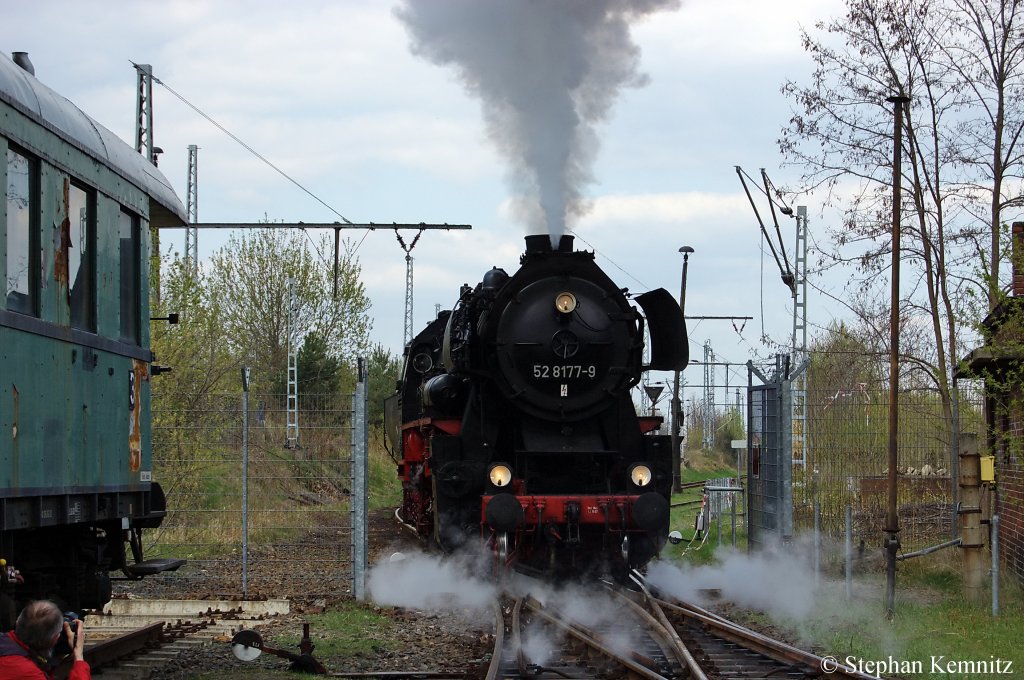 52 8177-9 geht auf ihre n�chste Runde auf dem BW Gel�nde Berlin-Sch�neweide. 16.04.2011