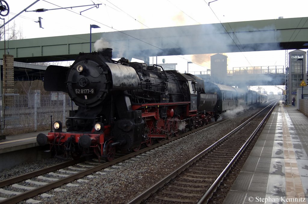52 8177-9 mit dem DPF 91776 in Berlin-Hohensch�nhausen. Hier musste der Dampfsonderzug einen au�erplanm��igen Halt einlegen, um die Fahrg�ste aus Berlin-Lichtenberg aufnehmen zu k�nnen. Der Halt in Berlin-Lichtenberg fiel aus. 26.03.2011