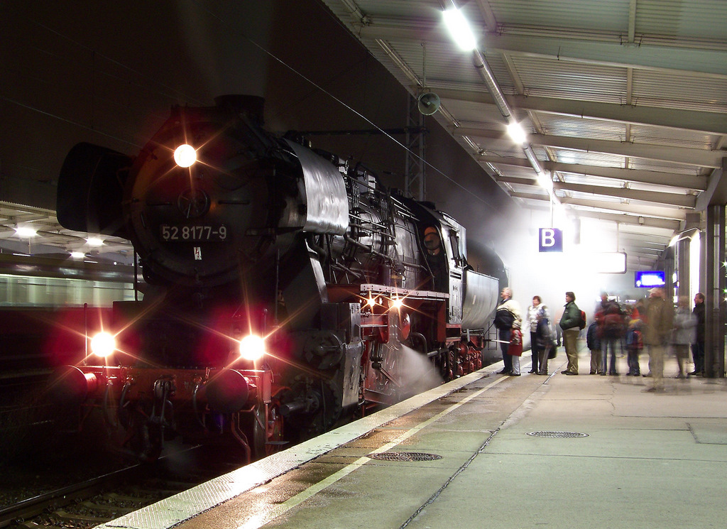 52 8177-9 mit einem Dampfsonderzug aus Brandenburg steht hier in Berlin Lichtenberg. Seine Reise geht jetzt weiter ins BW Sch�neweide. 05.12.2009