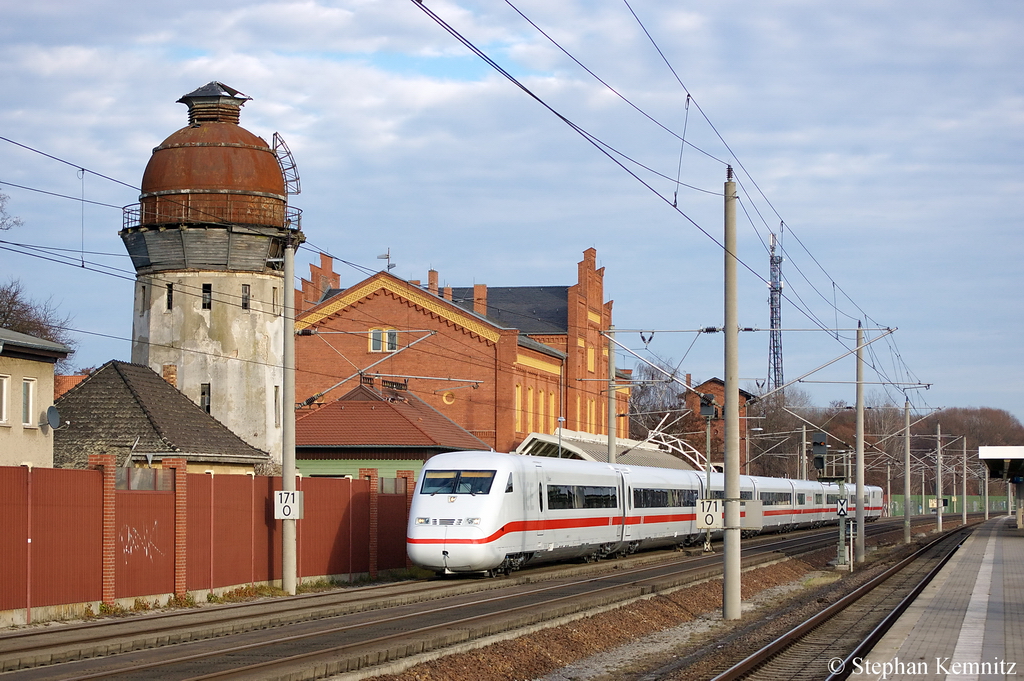 808 013-7  Nauen  als ICE 1193 von Berlin S�dkreuz nach Frankfurt(Main) Hbf in Rathenow. 25.11.2011