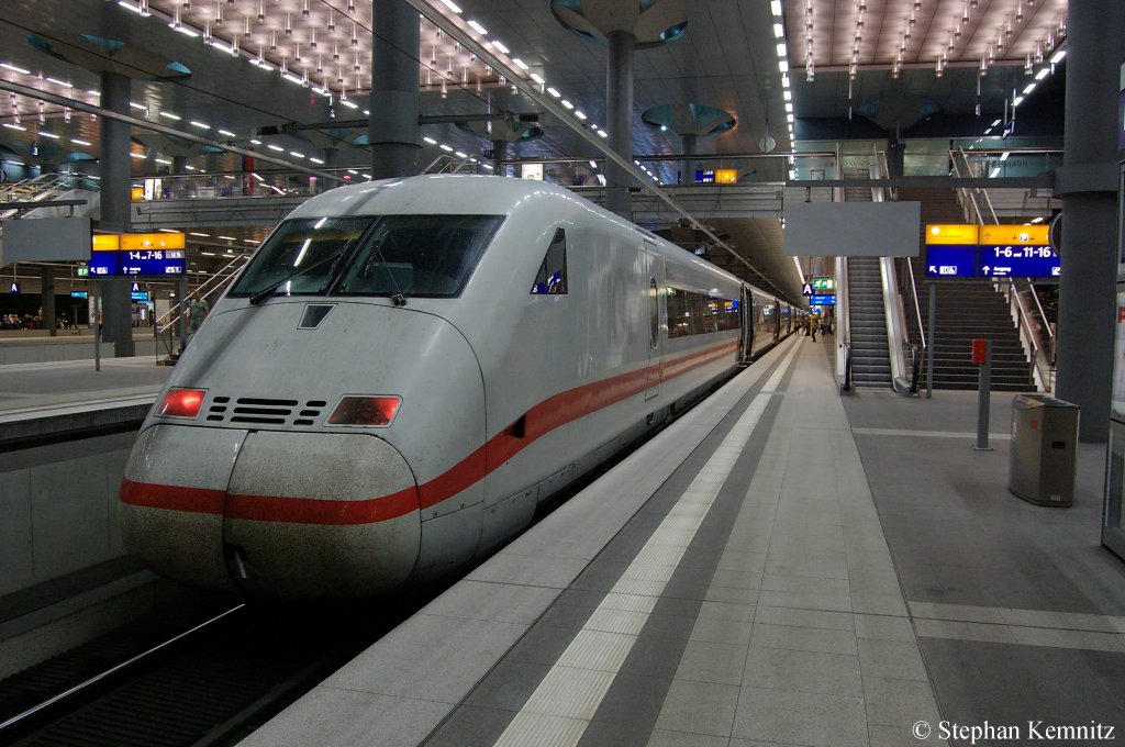 808 016-0 (Dessau) und eine weiter ICE2-Garnitur als ICE 640 nach K�ln Hbf im Berliner Hbf(tief) 21.05.2011