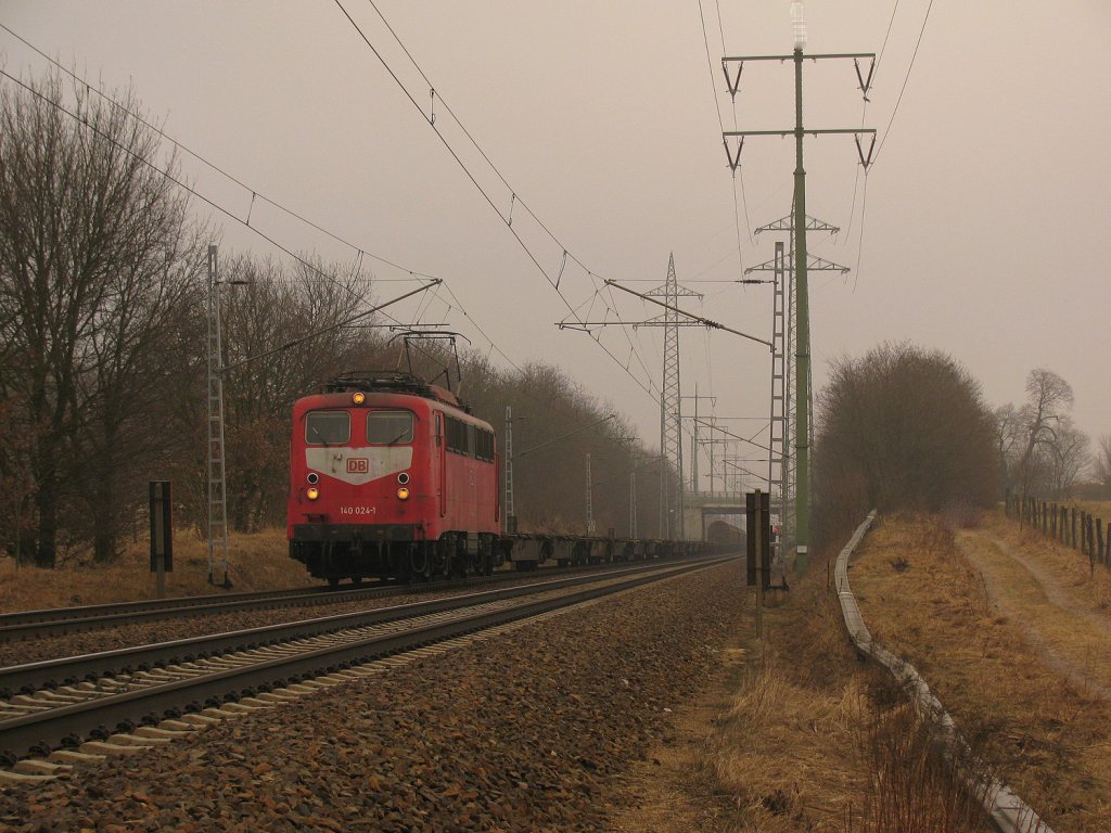 8:44: 140 024-1 mit 51390 von Dresden Friedrichstadt nach Seddin bei der Durchfahrt Diedersdorf. 05.03.2011