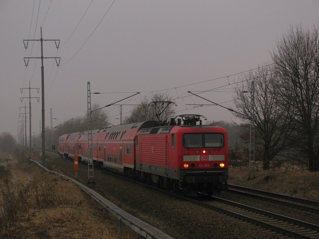 8:53: 114 008 mit RE 3 von Schwedt(Oder) nach W�nsdorf Waldstadt am 05.03.2011 durch Diedersdorf.