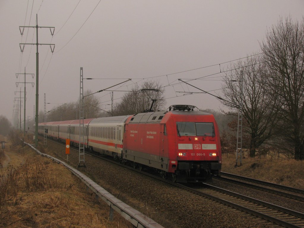 9:09 Uhr: EC 173 von Hamburg-Altona nach Villach Hbf am 05.03.2011 durch Diedersdorf.