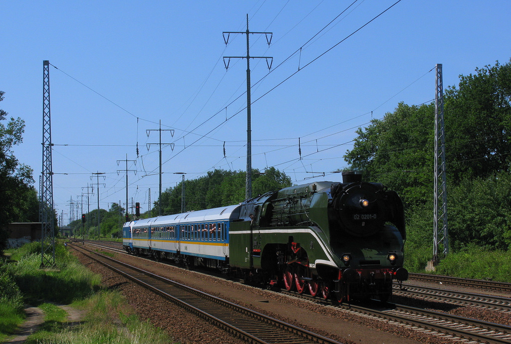 Aber genug des Vorgepl�nkels und auf zum eigentlichen Ziel des 02.06.2011! Nun h�rte man schon in der Ferne die 02er Pfeifen und in der Vorfreude drehten wir uns um und fertigten das Bild. Hier also 02 0201-0 p�nktlich und freundlich pfeifend und winkend zog sie an uns vorbei gen Sch�neweide. Hinten schob/bremste noch 183 003, die uns auch noch einen Pfiff dalies. Es seien alle an Board und vorallem an den Pfeifen herzlichst gegr��t !