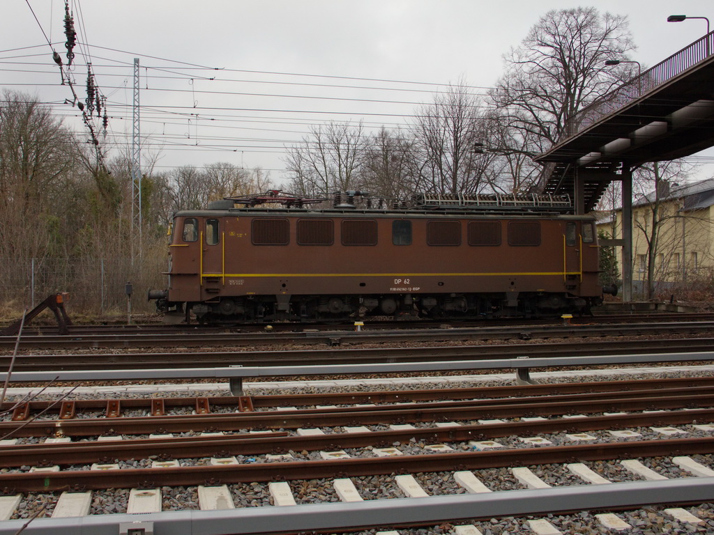 Abgestellt im ... Klaus-P. Dietrich 24.01.2012
Abgestellt im Bereich des Bahnhofs Berlin Sch�nefeld Flughafen, DP 62 der Deutschen Privatbahn GmbH (91 80 6142 042-1D-EGB) am 24. Januar 2012. 