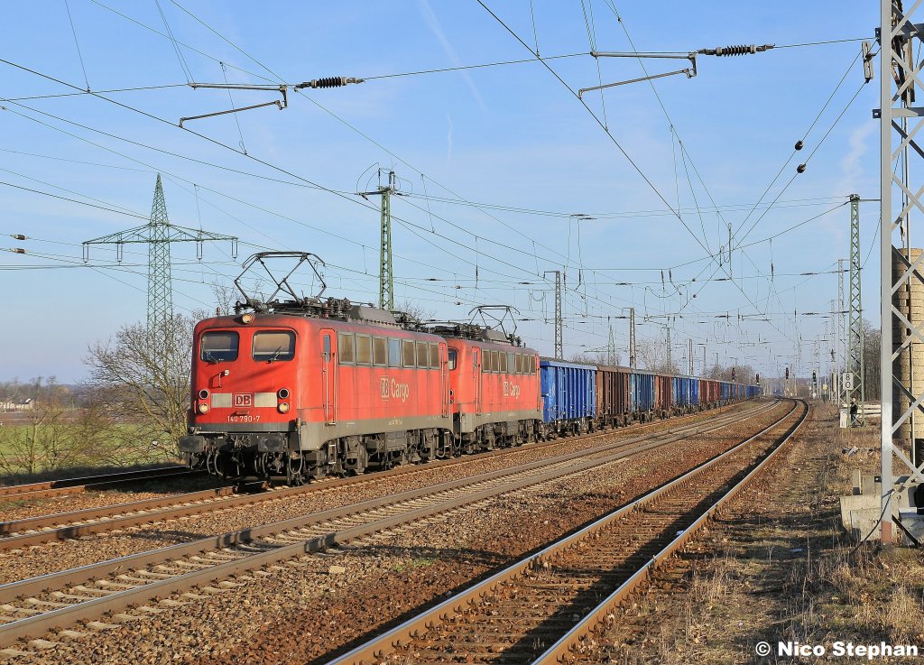 Absolutes Highlight des Tages in Form von 140 790-7 + 140 806-1 mit einem langen Antrazit-Kohlezug,hier donnern sie gerade durch Saarmund (09.02.11)
