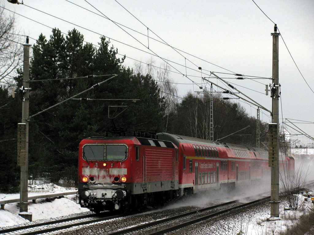 Als am 21.12.2009 bei der RB 14 nach Calau der Stw schlapp machte, konnte ich mich aber �ber diese Garnitur freuen. Vordere Lok unbekannt und hinten schiebt 143 566-8.