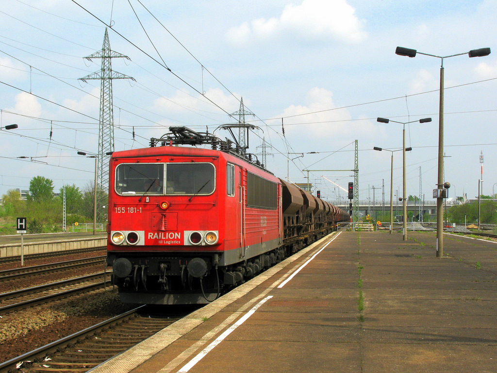 Als letztes kam dann am 09.05.2010 noch die 155 181-1 an den Bahnsteig f�r einen kurzen Personalwechsel gefahren.