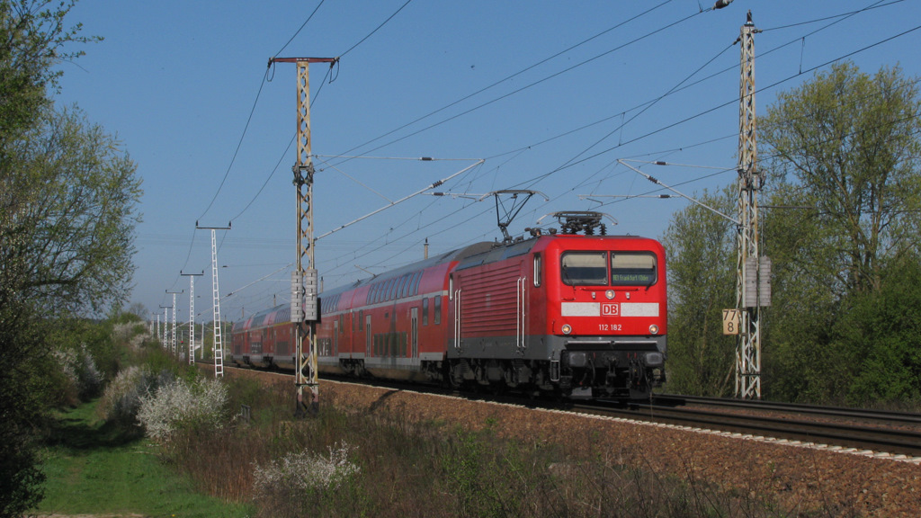 Als letztes wurde dort 112 182 nach Frankfurt(Oder) erwischt, die die Fr�hlingsgef�hle dort perfekt umschmeichelte. 20.04.2011