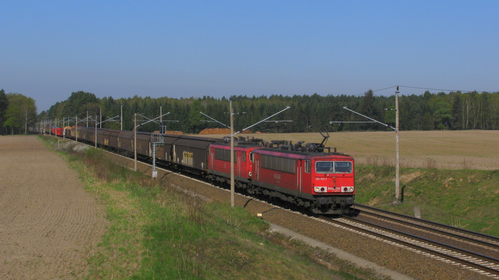Als n�chste folgte dieser sch�ne DB G�terzug mit 155 159-7 + 155 207-4 an der Spitze in Richtung Frankfurt(Oder). 20.04.2011