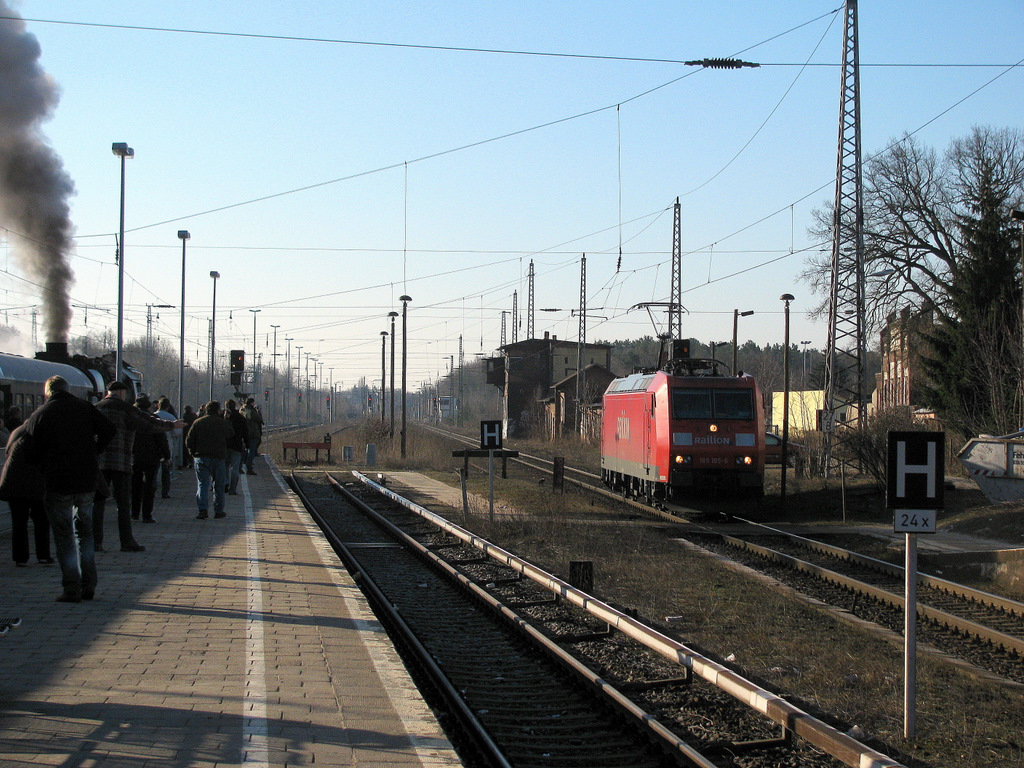 Am 03.07.2010 fand eine Sonderfahrt des Vereins Berlin-macht-Dampf statt. In K�nigs Wusterhausen musste die 52er umsetzen und kuppelt jetzt ab. Die Reisenden zogen nach vorn um eventuell ein Foto zu ergattern, da kam 185 185-8 leer durch K�nigs Wusterhausen Richtung Berlin.