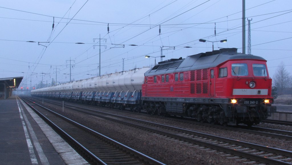Am 05.03.2011 ging es f�r Hannes und mich wieder auf gro�e Tournee. Alles begann in Berlin Sch�nefeld Flughafen. Von ca. 6:25 - 7:05 stand dort 232 240-2 mit einem Zementzug Richtung Gr�nauer Kreuz im Bahnhof.