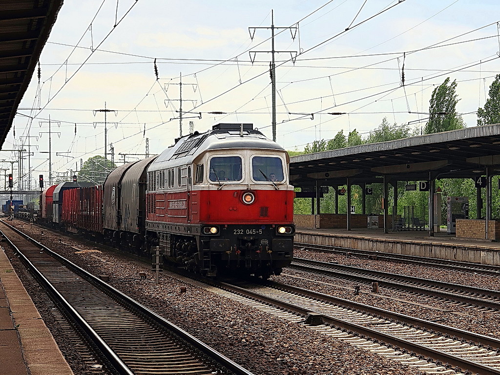 Am 09. Mai 2012 durchf�hrt 232 045-5 der East-West-Railways den Bahnhof Berlin Sch�nefeld Flughafen stadteinw�rts. 