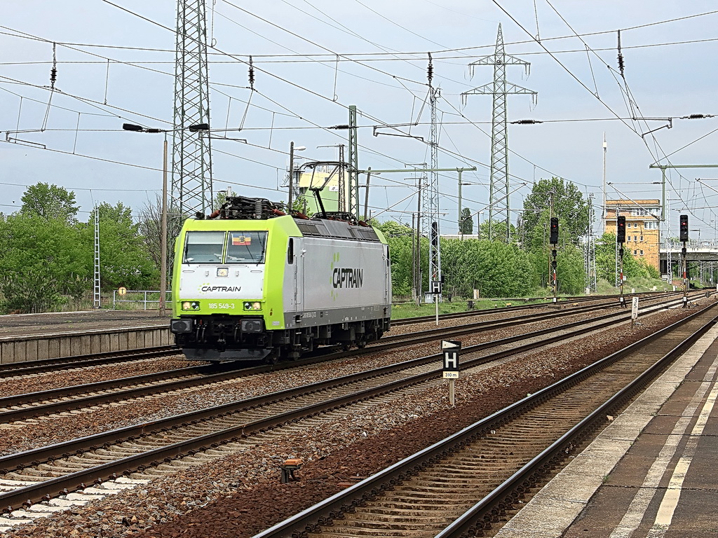 Am 09. Mai 2012 passiert 185 549-3   den Bahnhof Berlin Sch�nefeld Flughafen als Lz. 
