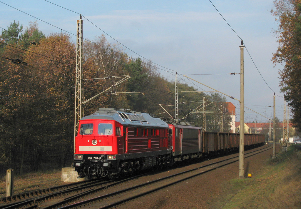 Am 12.11.2009 erfreute mich diese Lastprobefahrt des AW Cottbuses am Kohlependel K�nigs Wusterhausen - Spreewitz. 234 278-0 wurde nach 2 Jahren der Abstellung in Cottbus nun wieder revidiert um von Berlin Rummelsburg aus f�r den Fernverkehr eingesetzt zu werden. Als  Angstlok  wurde 155 036 mitgef�hrt. Mittlerweile f�hrt sie EC zwischen Angerm�nder und Stettin und aushilfsweise auch EC Richtung Warschau.