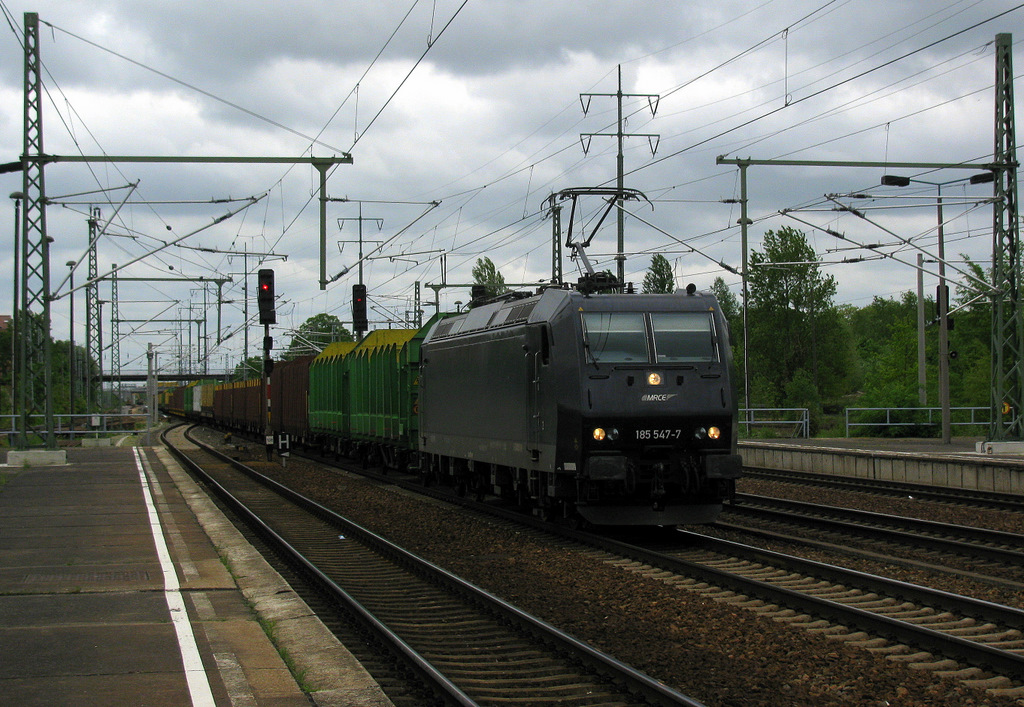 Am 18.05.2010 traf ich die 185 547-7 der MRCE mit einem leeren Holzzug Richtung Gr�nauer Kreuz durch Berlin Sch�nefeld Flughafen.