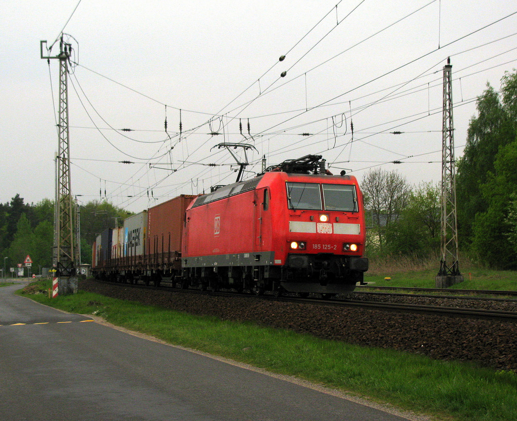 Am 1.Mai war es 185 125-2 mit einem umgeleiteten Containerzug, welche die Strecke in Bestensee am fr�hen Morgen passierte.