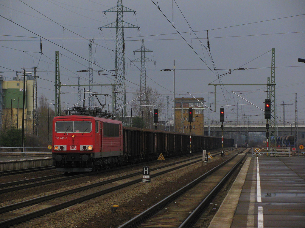 Am 20.03.2010 kam kurz vor einem gro�en Unwetter 155 085-4 durch den Bahnhof Berlin Sch�nefeld Flughafen. Vermutlich ein Zug der Relation K�nigs Wusterhausen - Spreewitz.