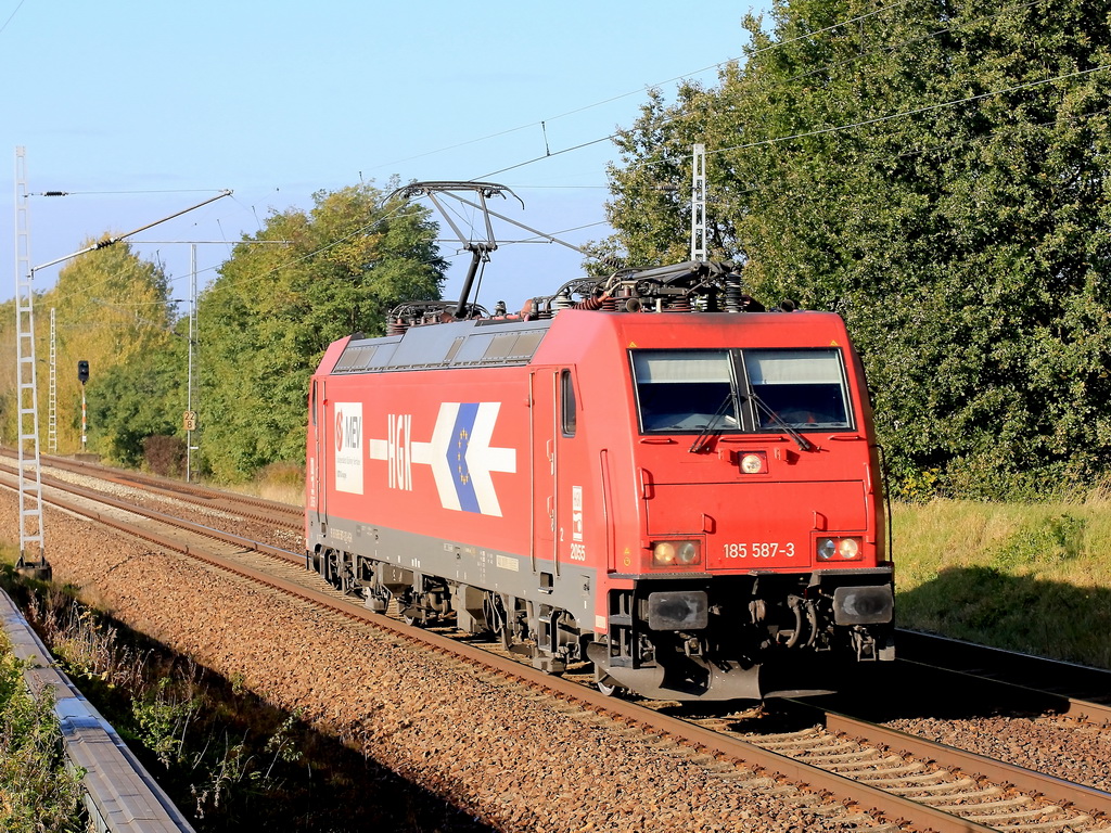 Am 21. Oktober 2011 durchf�hrt HGK 185 587-3 als Leerzug den Ort Diedersdorf.