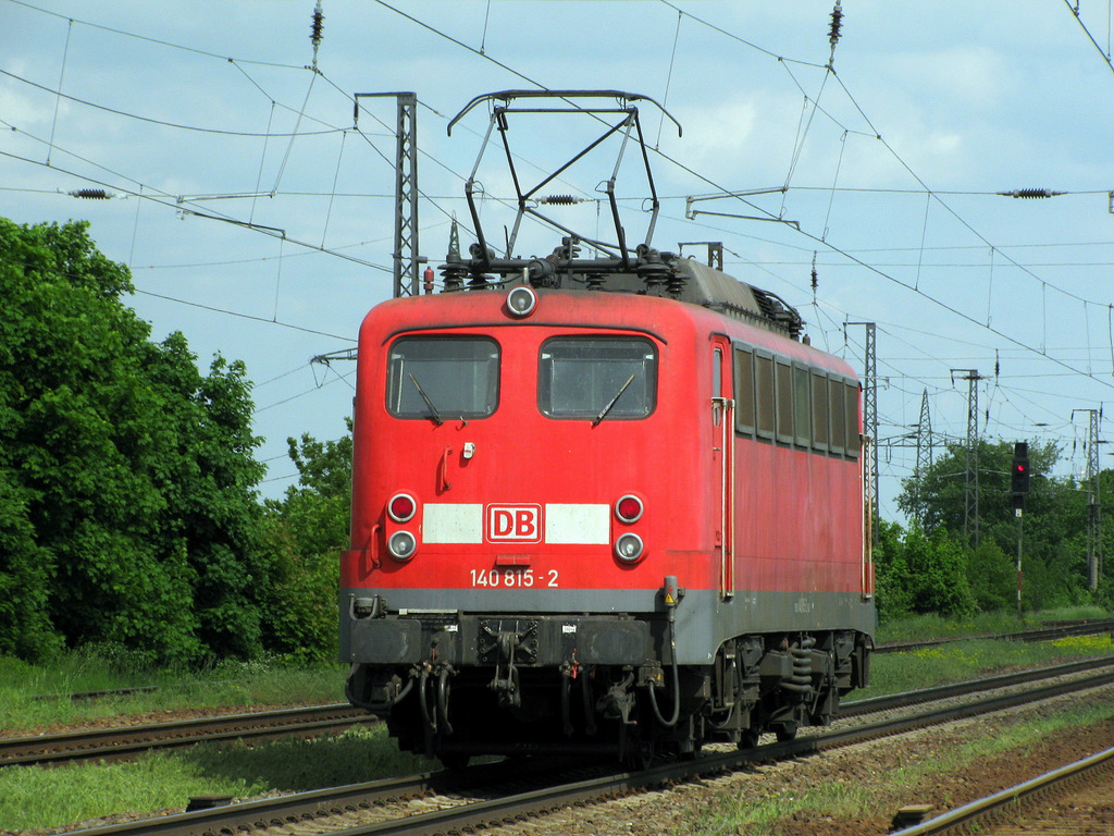 Am 25.05.2010 fuhr auch noch zur Freude vom damaligen Begleiter die 140 815-2 solo Richtung Genshagener Heide durch Saarmund.