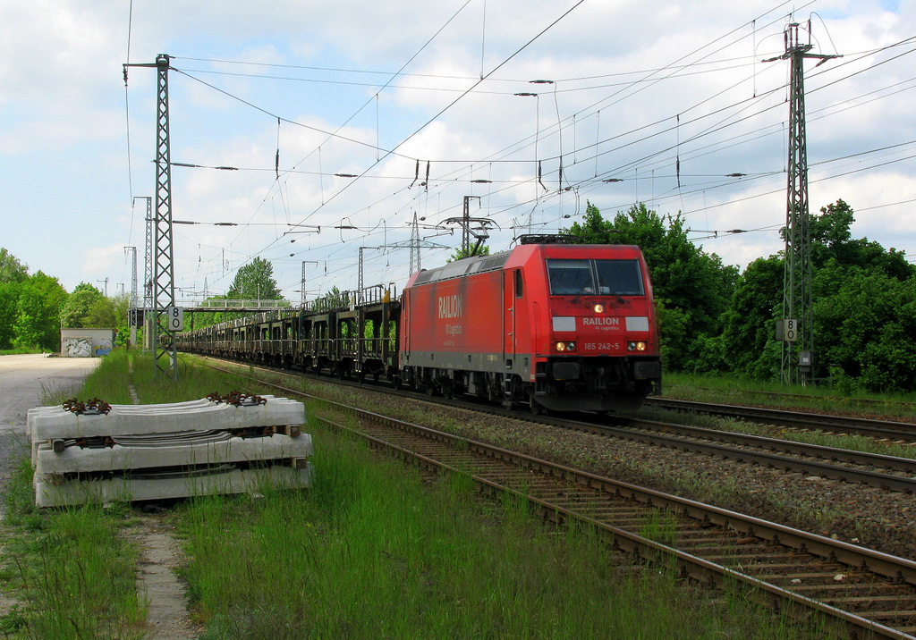 Am 25.05.2010 ging es dann auf eine erfolgsversprechende Tour und alles begann mit einem Foto von 185 242-5, welche Richtung Genshagener Heide raus fuhr. Sie zeigt eindr�cklich die Wolkenlotterie, die es am 25.05.2010 war, aber das Wetter war dennoch rundum sch�n. Sonne - Wolkenmix mit sch�nem Wind ;-)!