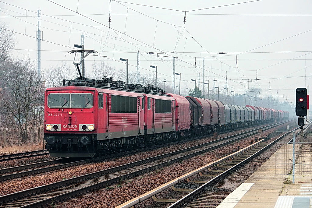 Am 28. Januar 2012  durchf�hrt 155 077-1 mit einer unbekannten 155er und einem G�terzug den Bahnhof Friedrichshagen im Berliner Bezirk Treptow-K�penick.