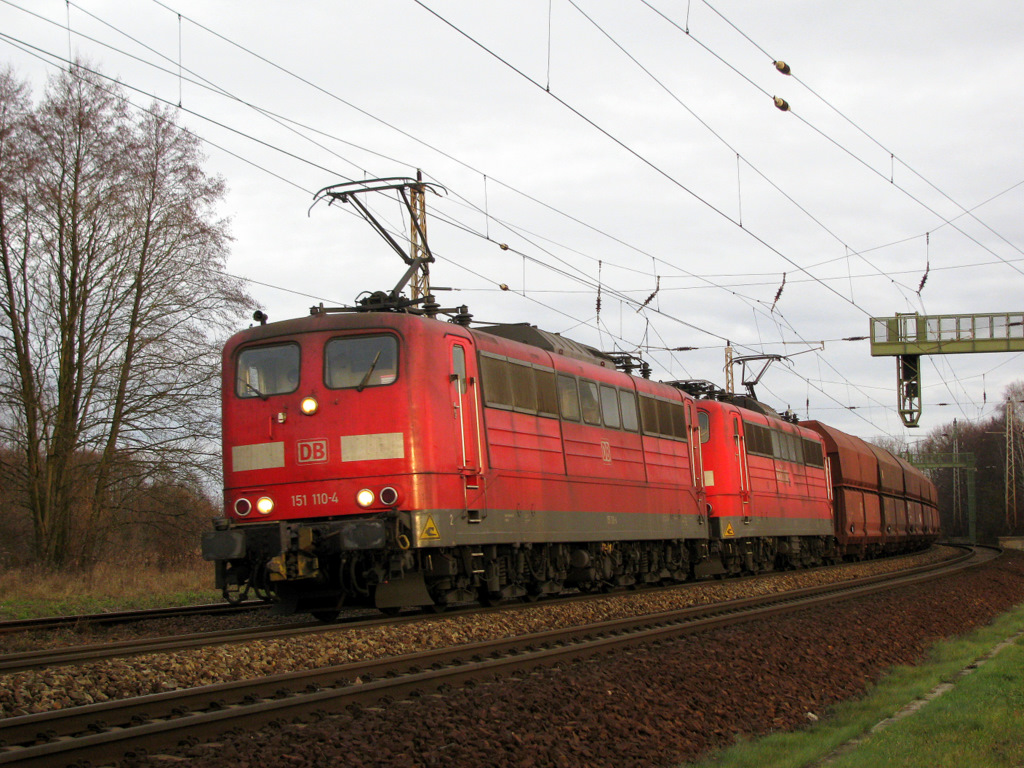 Am 28.11.2009 gab es mal wieder ein Umleiterwochenende wegen Bauarbeiten in Erkner. Hier kommt 151 110-4 mit einer Schwester und einem sehr langem Erzzug nach Ziltendorf durch Bestensee.