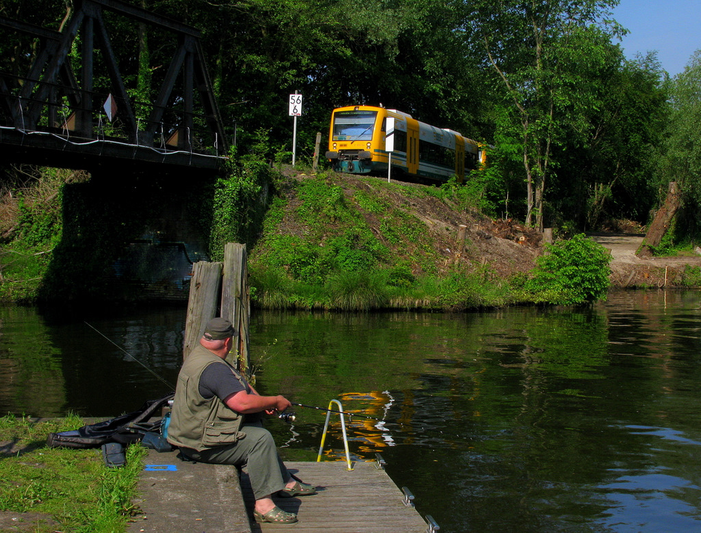 Am 29.05.2010 sollte auch noch in Neue M�hle fotografiert werden, denn die Br�cke wurde kurz nachdem abgerissen und neu gebaut. Beim warten auf eine 266er kam dann diese ODEG Doppeltraktion nach Beeskow. Auch ein Angler nutzte das sch�ne Wetter um in der Dahme Fische zu fangen. Viele Gr��e an ihn!