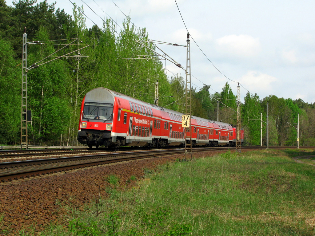 Am 2.Mai, dem letzten Betriebstag der Strecke K�nigs Wusterhausen - L�bbenau war ich auch unterwegs und zuerst kam diese RB 14 nach Senftenberg durch. N�chster Halt ist Gro� K�ris.