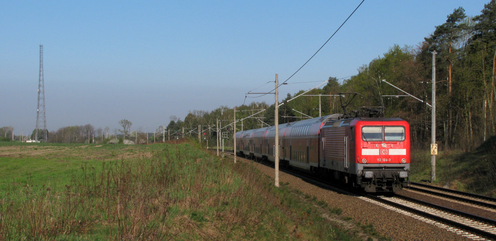 Am Auslauf der Kurve vom Bahnhof Pilgram konnte 112 124-3 mit ihrem RE 1 nach Frankfurt(Oder) erwischt werden. 20.04.2011