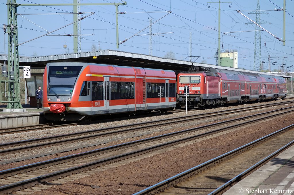 Am Bahnsteig 4 in Berlin-Sch�nefeld Flughafen steht die 646 014-0 als RB22 (RB 28821) nach Potsdam Hbf und die 143 843-1 mit der RB14 (RB 18922) nach Nauen. 09.04.2011